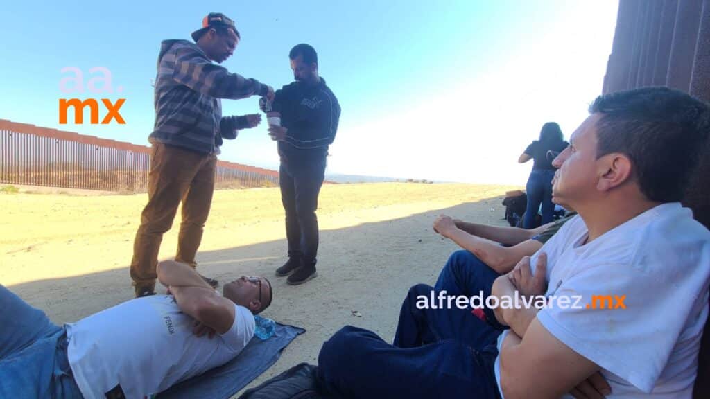 DECENAS DE MIGRANTES CRUZAR EL MURO Y SE ENTREGAN A AUTORIDADES DECENAS DE MIGRANTES CRUZAR EL MURO Y SE ENTREGAN A AUTORIDADES