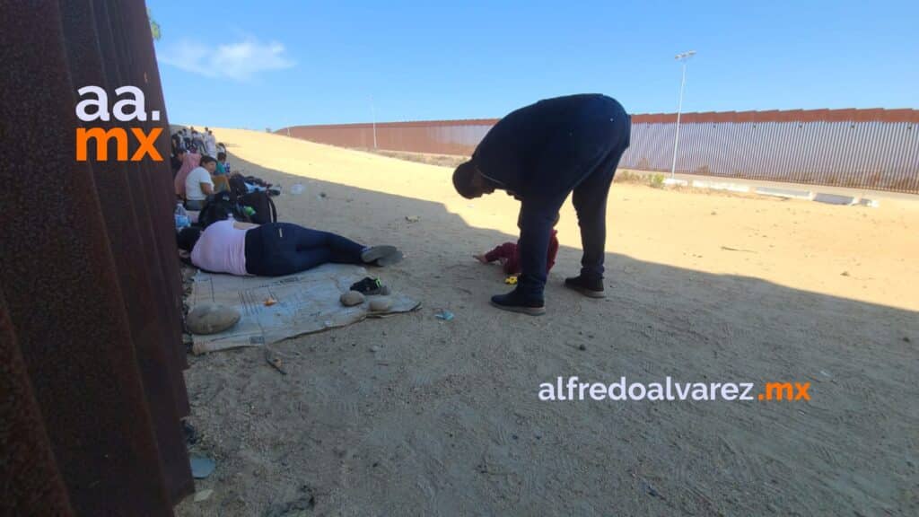 DECENAS DE MIGRANTES CRUZAR EL MURO Y SE ENTREGAN A AUTORIDADES DECENAS DE MIGRANTES CRUZAR EL MURO Y SE ENTREGAN A AUTORIDADES