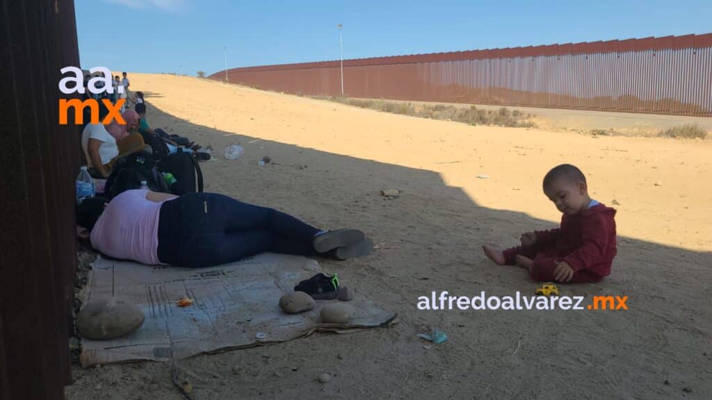 DECENAS DE MIGRANTES CRUZAR EL MURO Y SE ENTREGAN A AUTORIDADES DECENAS DE MIGRANTES CRUZAR EL MURO Y SE ENTREGAN A AUTORIDADES