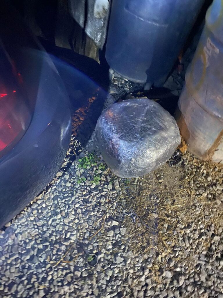 Agentes de FGE cumplimentan una orden de cateo y confiscan droga