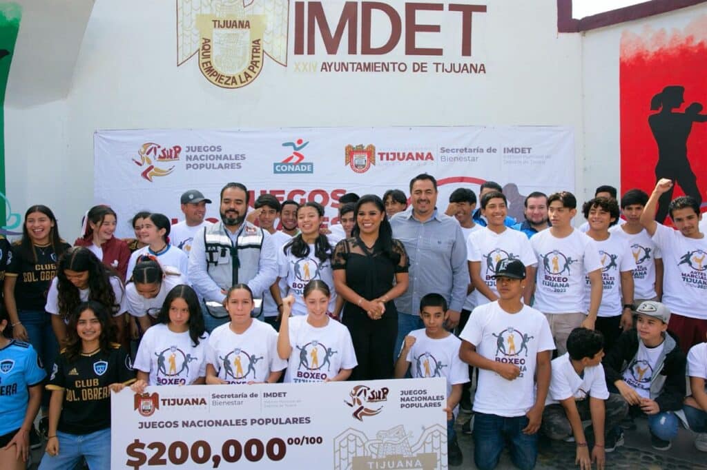 Alcaldesa entrega cheque a tijuanenses que participarán en juegos nacionales