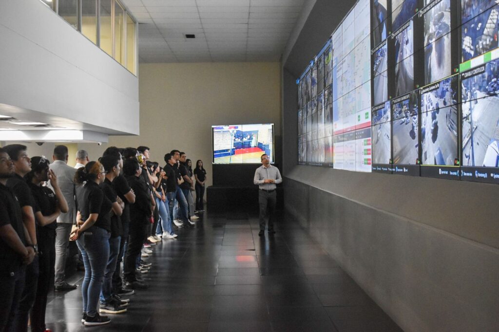 Alumnos de Universidad Xochicalco visitan el Centro de Control y Mando de Tijuana