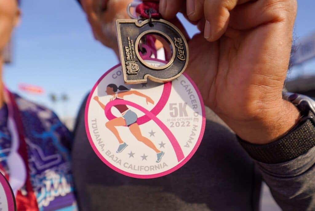 Participan en primera carrera contra el cáncer de mama organizado por Caliente