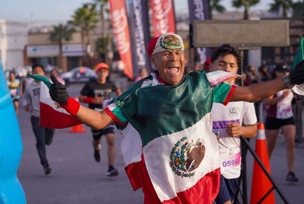 Participan en primera carrera contra el cáncer de mama organizado por Caliente