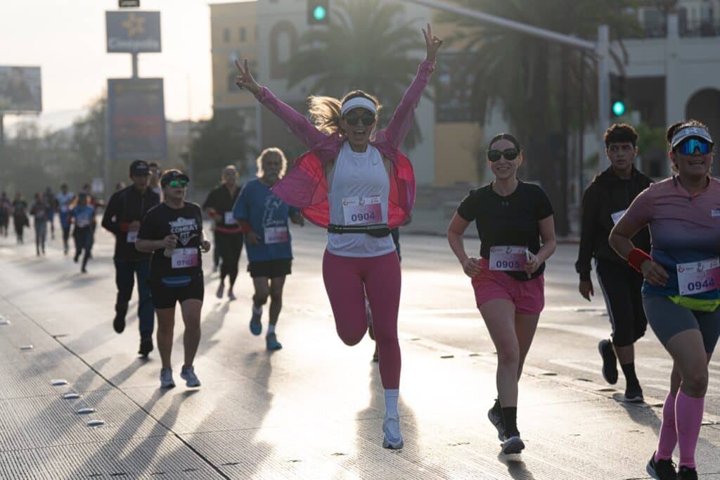 Participan en primera carrera contra el cáncer de mama organizado por Caliente