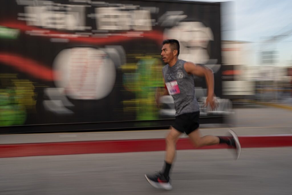 Participan en primera carrera contra el cáncer de mama organizado por Caliente
