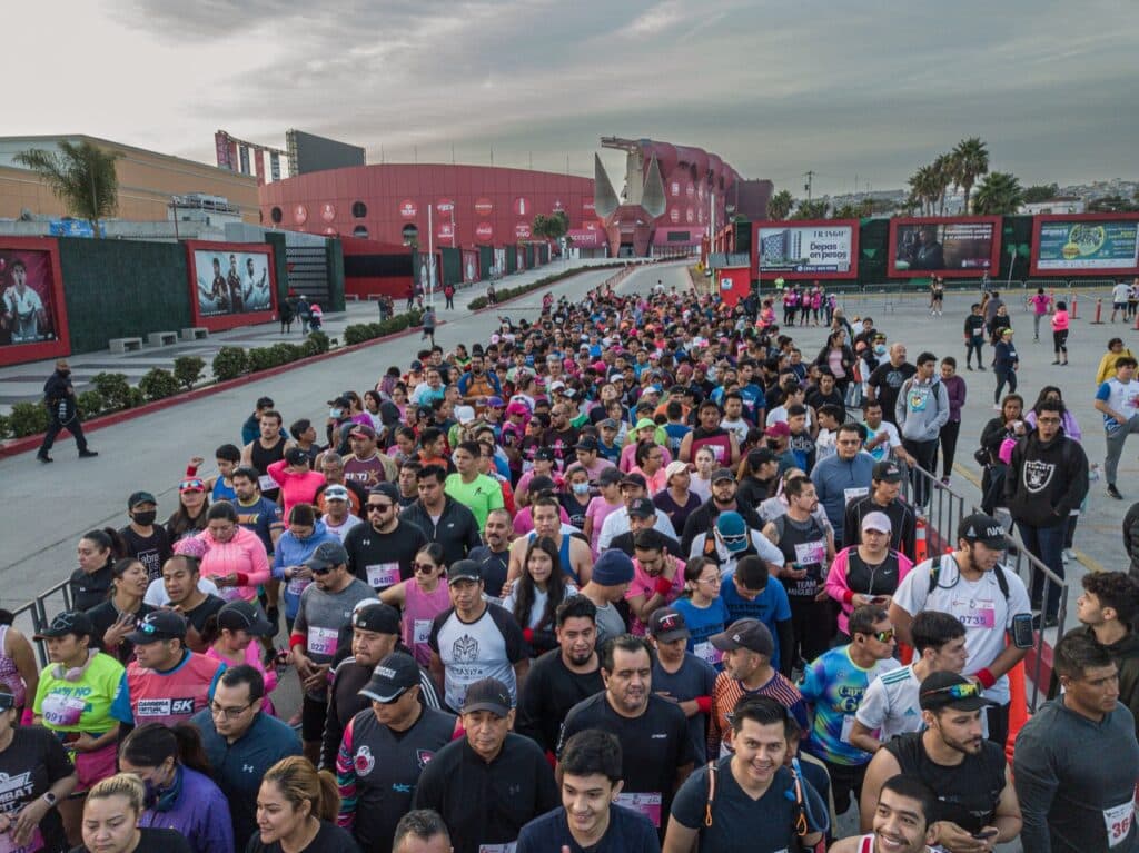 Participan en primera carrera contra el cáncer de mama organizado por Caliente