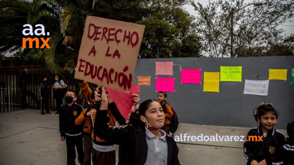Alumnos y padres de familia toman escuela por falta de maestros