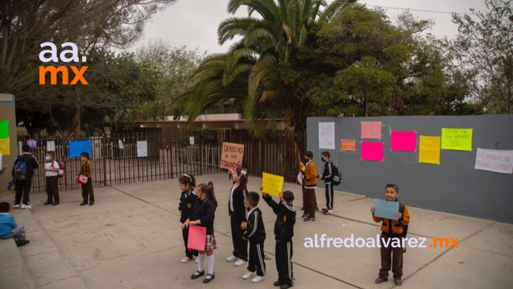 Alumnos y padres de familia toman escuela por falta de maestros