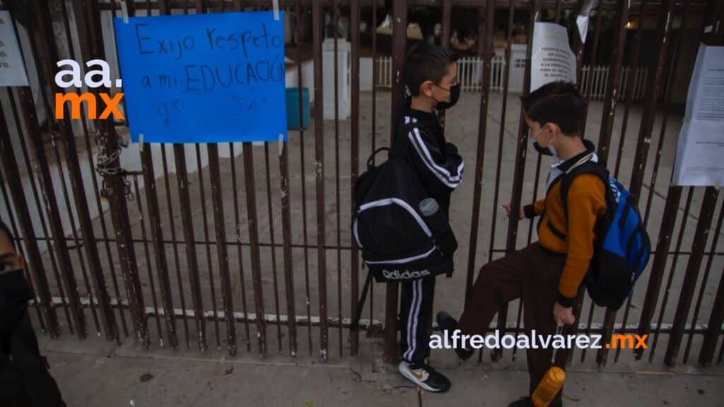 Alumnos y padres de familia toman escuela por falta de maestros