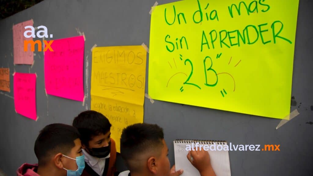 Alumnos y padres de familia toman escuela por falta de maestros