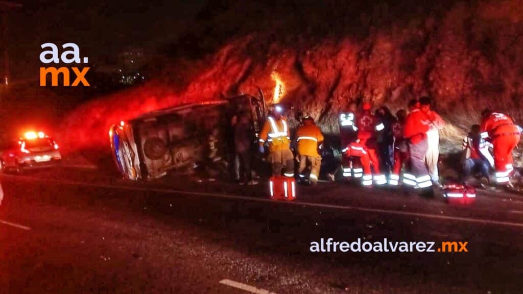 Ebrio choca a taxi y provoca volcadura