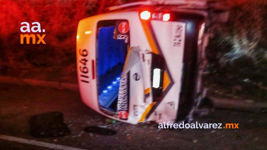 Ebrio choca a taxi y provoca volcadura