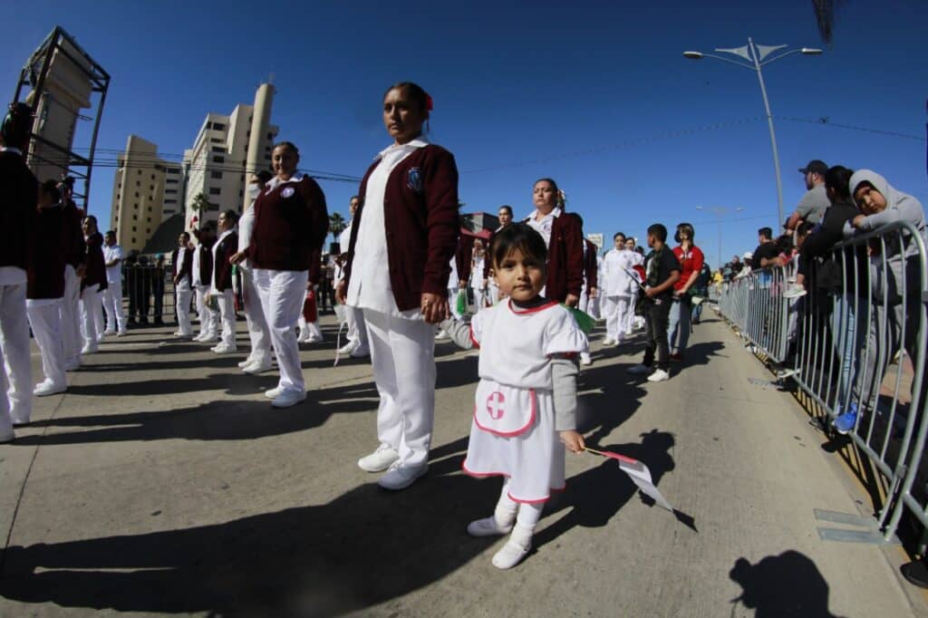 Familias rosaritenses disfrutan el tradicional desfile cívico por la Revolución Mexicana