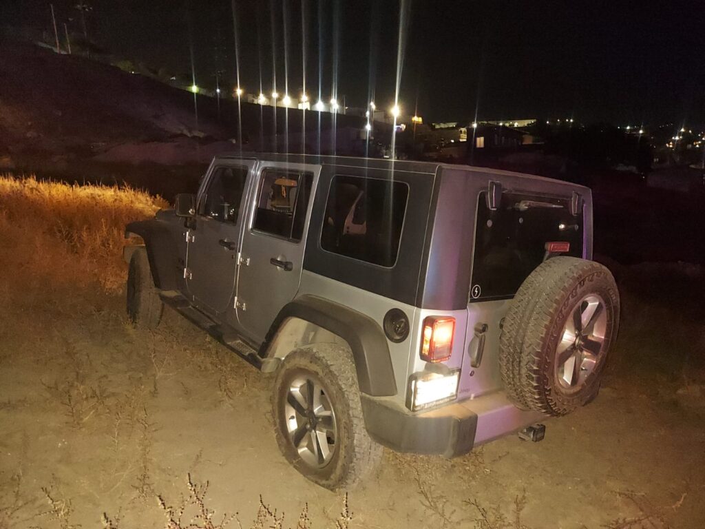 Policía capturó a 2 sujetos momentos después de que robaron un vehículo