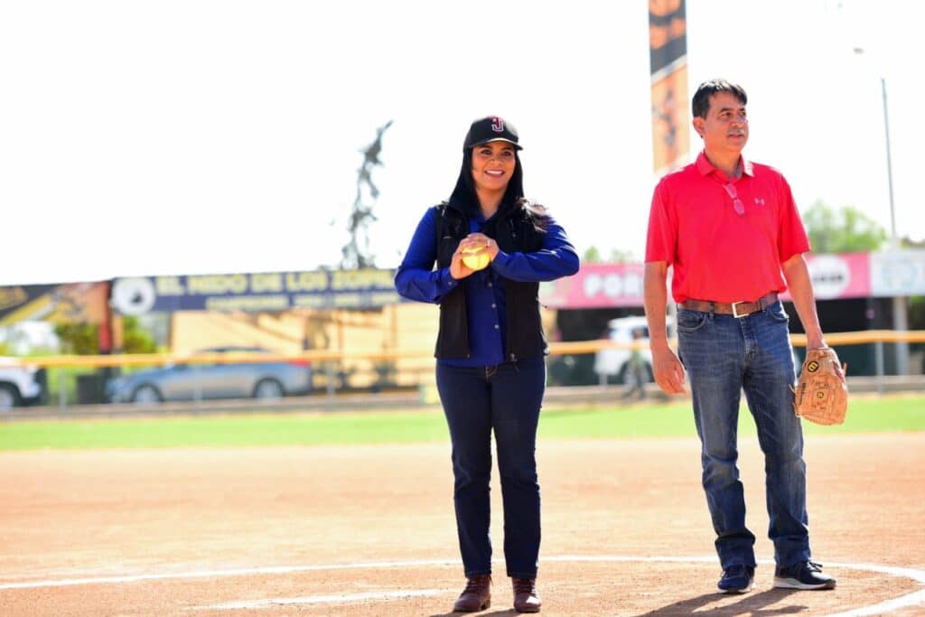 Alcaldesa Montserrat Caballero entregó campo de Softbol en comodato