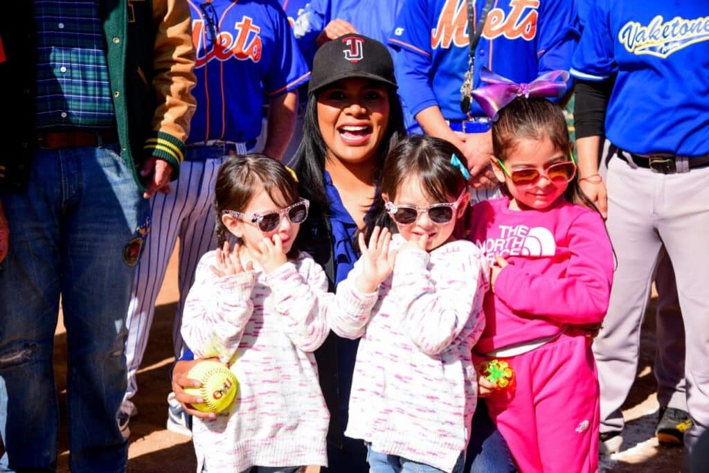 Alcaldesa Montserrat Caballero entregó campo de Softbol en comodato