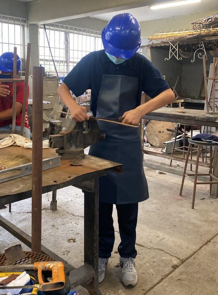 Jóvenes de DIF reciben capacitación para su vida laboral