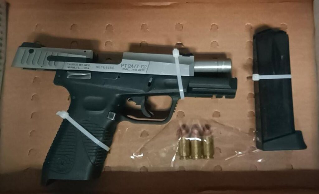 Policía municipal detiene a tres hombres tras balacera