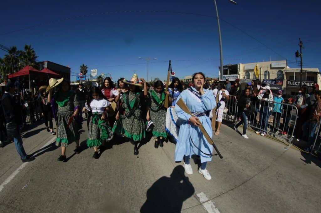 Familias rosaritenses disfrutan el tradicional desfile cívico por la Revolución Mexicana