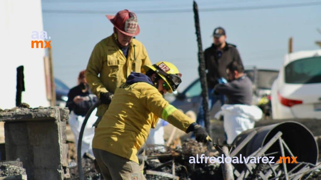 Localizan tres cadáveres calcinados tras incendio en cuartería