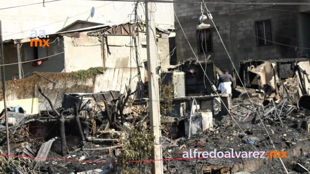 Localizan tres cadáveres calcinados tras incendio en cuartería