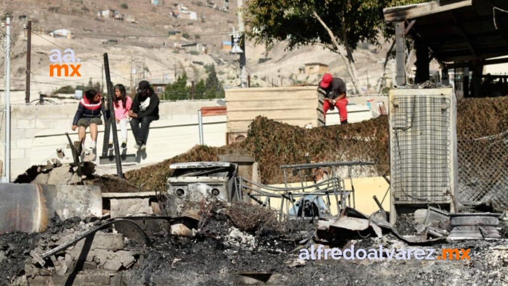 Localizan tres cadáveres calcinados tras incendio en cuartería