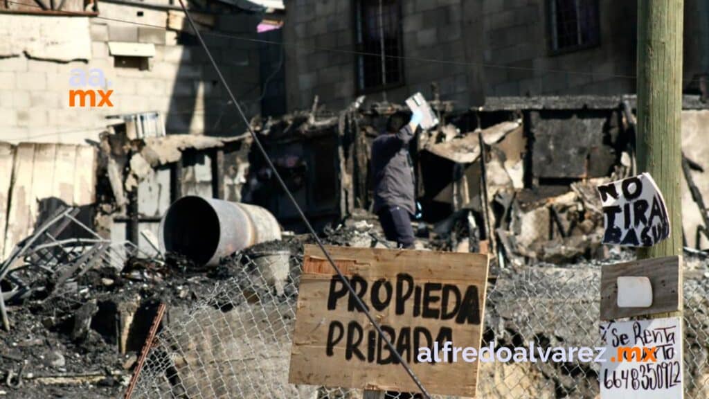 Localizan tres cadáveres calcinados tras incendio en cuartería