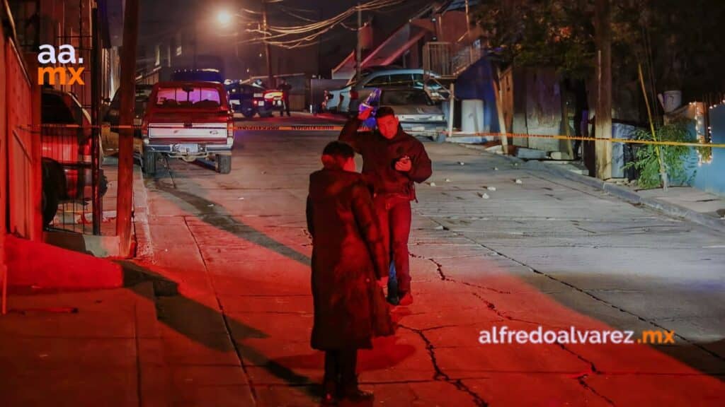 Balean a tres personas cuando platicaban en la calle