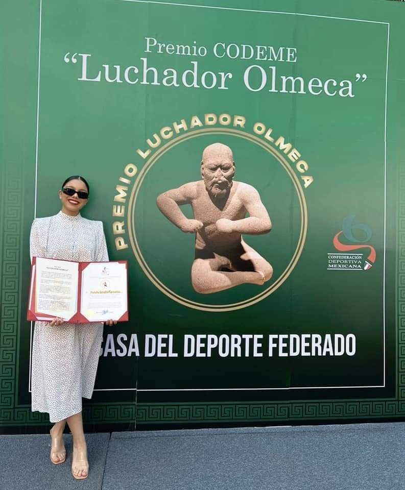 Otorgan premio Luchador Olmeca a esgrimista Natalia Botello