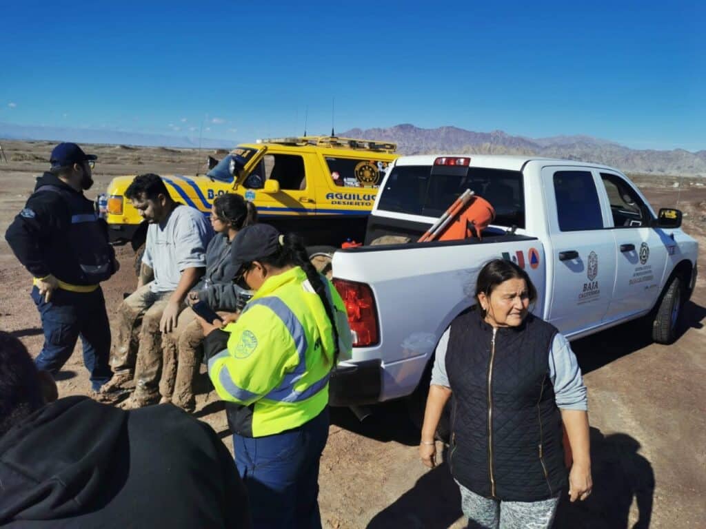 Localizan con vida a un grupo de personas extraviadas en la Laguna Salada
