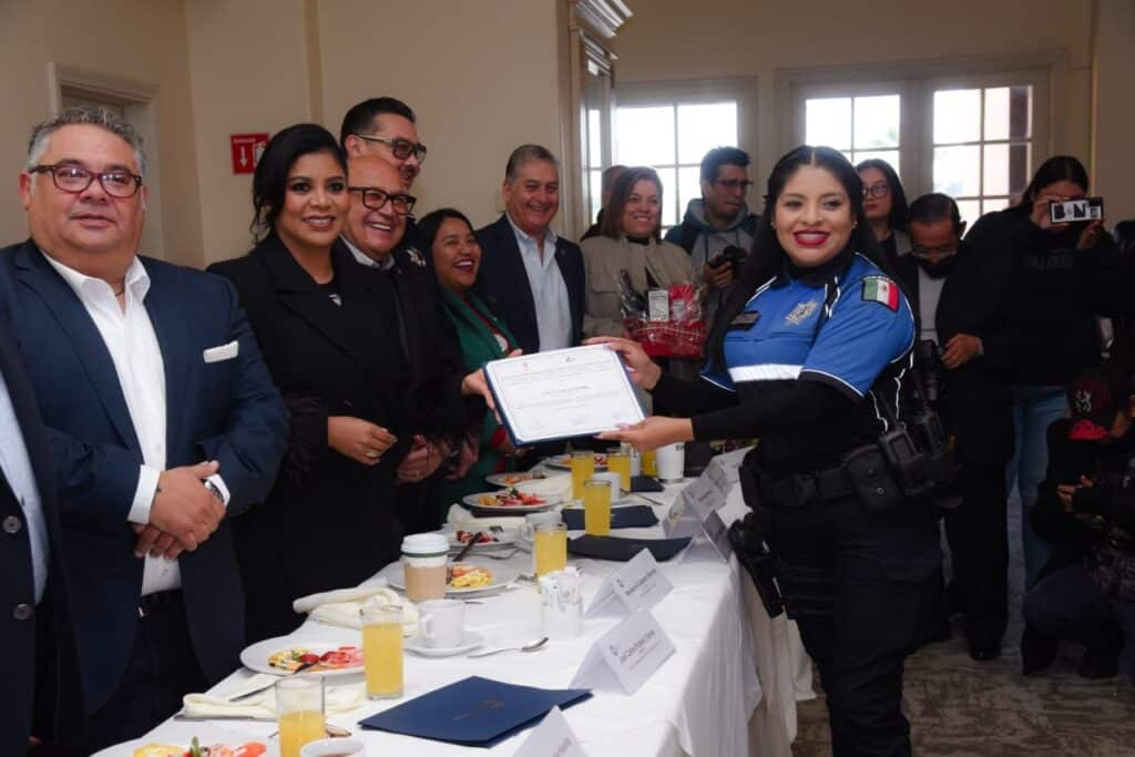 Alcaldesa reconoce a mandos y oficiales de la policía turística