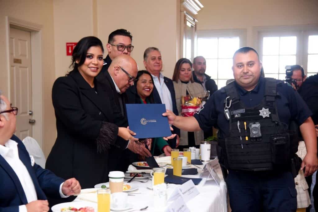 Alcaldesa reconoce a mandos y oficiales de la policía turística