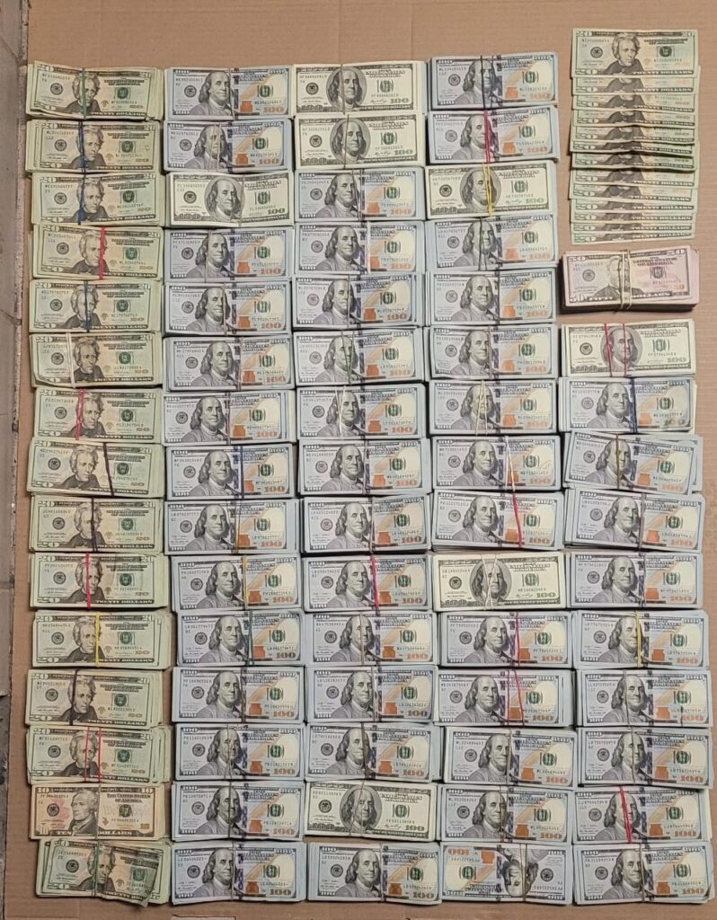 Policía de Tijuana asegura miles de dólares a pareja rusa y un mexicano