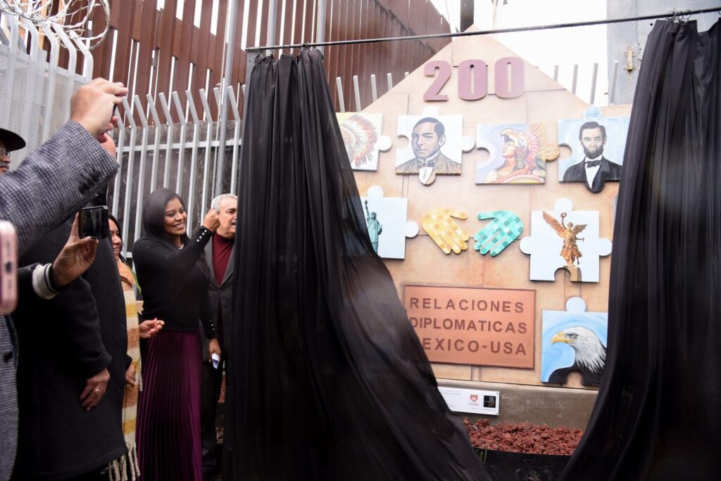 Alcaldesa devela escultura conmemorativa de los 200 años de relaciones entre México y EU
