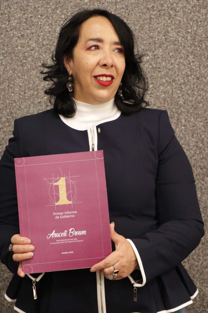 Araceli Brown presenta resultados ante IEE de compromisos a un año de gobierno