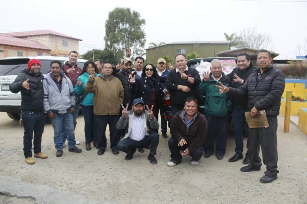 Conviven y entregan cenas a transportistas de Rosarito Conviven y entregan cenas a transportistas de Rosarito