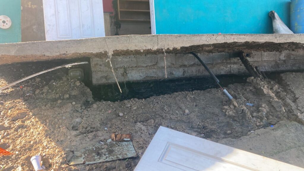 Oleaje alto provoca colapso de una vivienda en Rosarito
