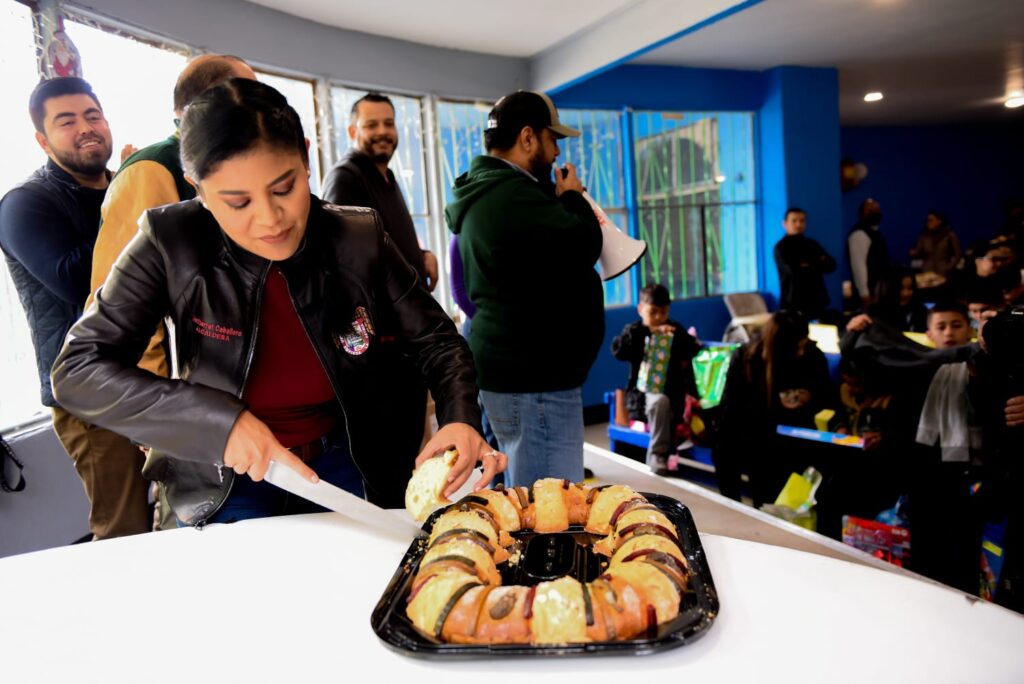 Ayuntamiento entrega roscas y juguetes a niños de casa Hogar La Esperanza