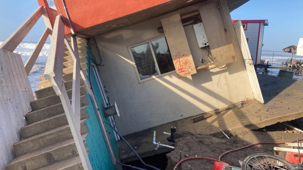 Oleaje alto provoca colapso de una vivienda en Rosarito