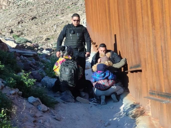 Autoridades rescatan a familia nigeriana en situación de riesgo