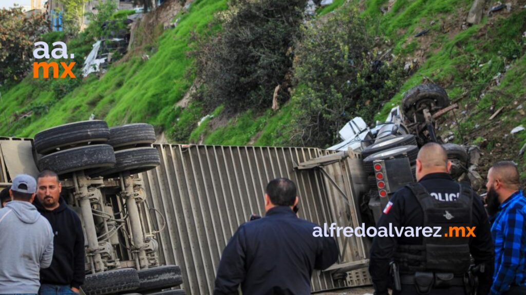 Tráiler choca con camión de transporte público