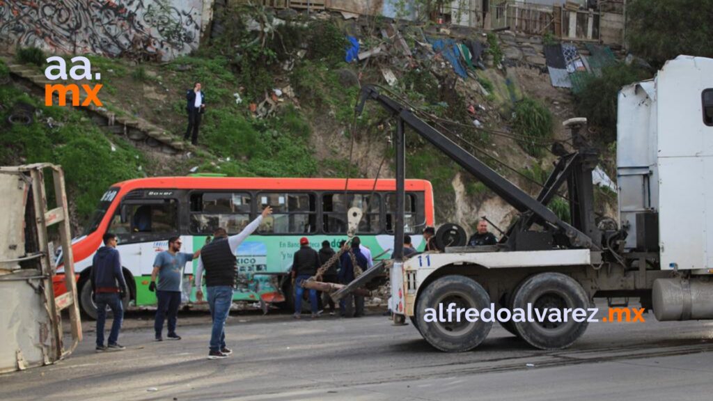 Tráiler choca con camión de transporte público