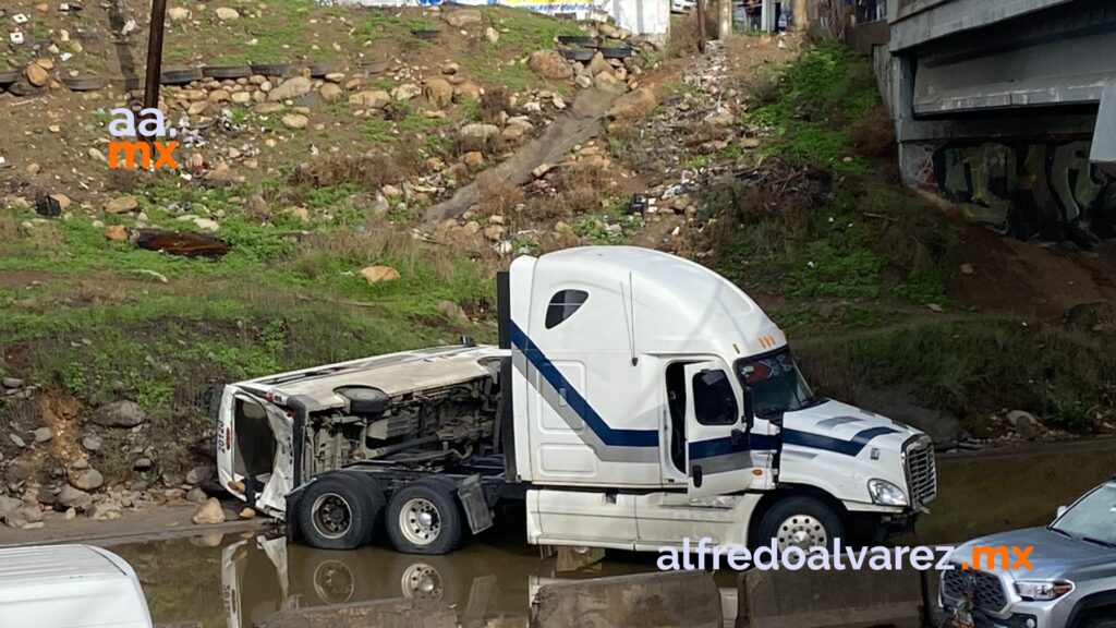 Choque y volcadura dejan dos personas muertas