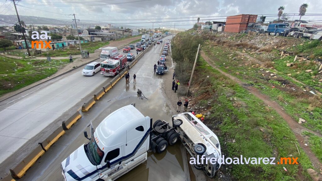 Choque y volcadura dejan dos personas muertas