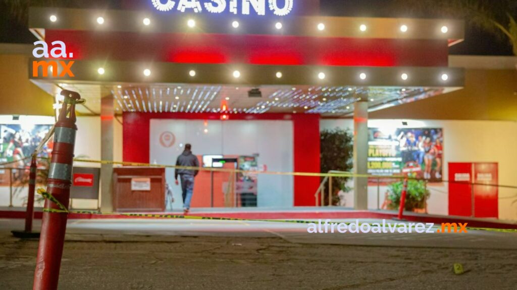 Balean a hombre en estacionamiento comercial