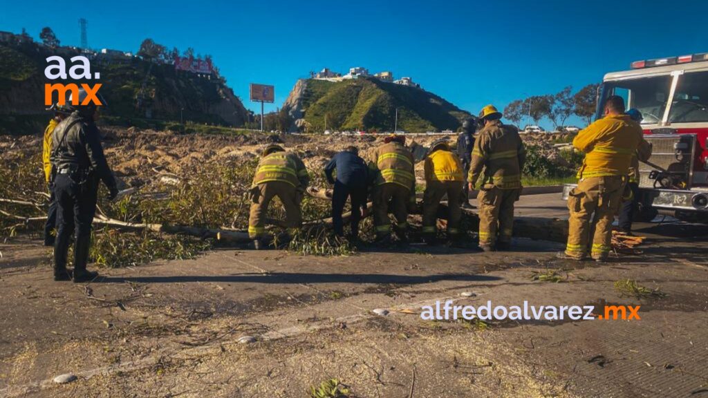 Aparatosa volcadura provoca el incendio de dos autos