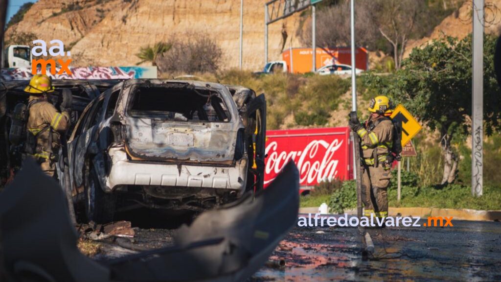 Aparatosa volcadura provoca el incendio de dos autos