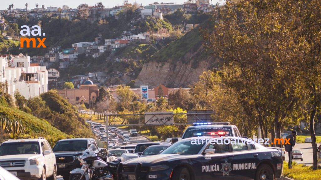 Aparatosa volcadura provoca el incendio de dos autos