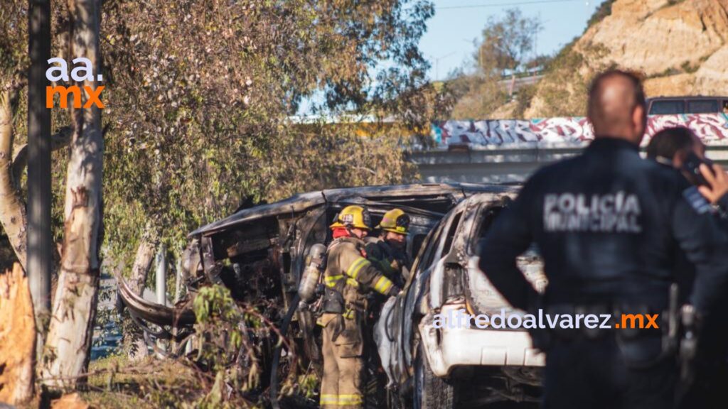 Aparatosa volcadura provoca el incendio de dos autos